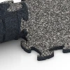 Le gros plan sur le système de connexion des revêtements de sol WARCO 6769 - Dalle bord de piscine en couleur Granit gris foncé. Les dimensions 28,9 x 28,9 x 1,8 cm.