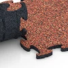 Großaufnahme vom Verbindungssystem von WARCO-Boden 6773 - Poolumrandung im Farbdesign Feuersglut. Abmessungen 28,9 x 28,9 x 1,8 cm.