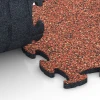 Großaufnahme vom Verbindungssystem von WARCO-Boden 6818 - Steentapijt kliktegel im Farbdesign Etna. Abmessungen 28,9 x 28,9 x 1,8 cm.