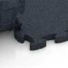 Le gros plan sur le système de connexion des revêtements de sol WARCO 6959 - Fitness Premium sol sportif en couleur Anthracite. Les dimensions 28,9 x 28,9 x 2,8 cm.