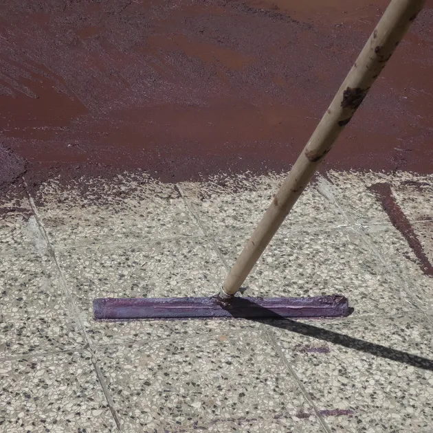 Aufsicht auf die Unterseite, also die Bodenseite von WARCO-Formteil 0017 - ALLESDICHT – De rubberen afdichting uit een emmer im Format 25 kg.