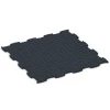 La vue du dessous ou de la face inférieure, c’est-à-dire la face inférieure de la pièce moulée WARCO 6870 - Dalle Fitness Max au format 97,1 x 97,1 × 1,8 cm.