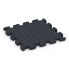 La vue du dessous ou de la face inférieure, c’est-à-dire la face inférieure de la pièce moulée WARCO 6954 - Dalle terrain multisport au format 44,6 x 44,6 × 2,8 cm.
