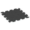 La vue du dessous ou de la face inférieure, c’est-à-dire la face inférieure de la pièce moulée WARCO 6857 - Fitness Active dalle au format 98 x 98 x 2,8 cm.