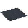La vue du dessous ou de la face inférieure, c’est-à-dire la face inférieure de la pièce moulée WARCO 6968 - Fitness Premium sol technique au format 99 x 99 x 1,8 cm.