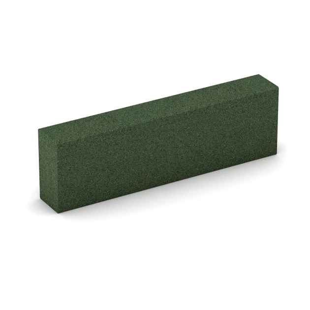 Foto der hinteren Seite vom unsymmetrischen WARCO-Formteil 7030: Rubberen bloktrede van rubbergranulaat, Design Grasgroen, Maße 100 x 30 x 15 cm.
