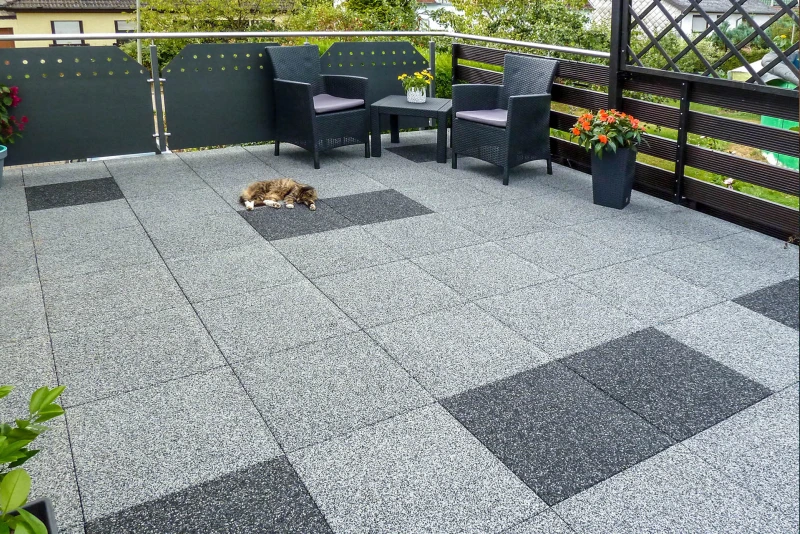 La grande terrasse de toit peut être construite sur le toit d'un garage sans grand effort. Les dalles WARCO sont simplement posées sur l'étanchéité du toit.