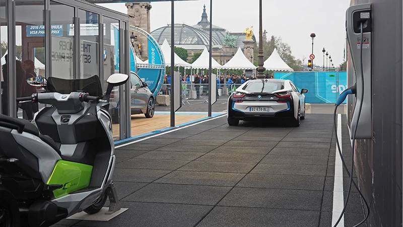 BMW présente les premiers modèles de mobilité électrique avec un stand d'information sur les Champs-Élysées à Paris : BMW i3, BMWi8, BMW C. Les véhicules sont positionnés sur le sol d’événement WARCO en couleur Anthracite.