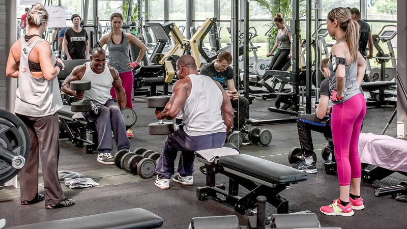 Dans une salle de musculation Liberty Gym, les diverses stations de musculation sont installées sur les tapis sportifs WARCO.