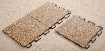 La pose de tapis antichoc en puzzle WARCO à fermeture éclair cachée sur une couche de base de grilles en plastique