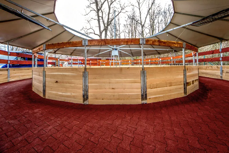 Dans le centre équestre, le nouveau marcheur pour chevaux a été couvert du pavé souple autobloquant rouge en double T de WARCO qui minimalise le bruit des sabots.
